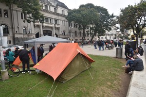 El acampe se montó esta semana en la plaza 25 de Mayo y frente a los pórticos del edificio de Tribunales. Crédito: Mauricio Garín.