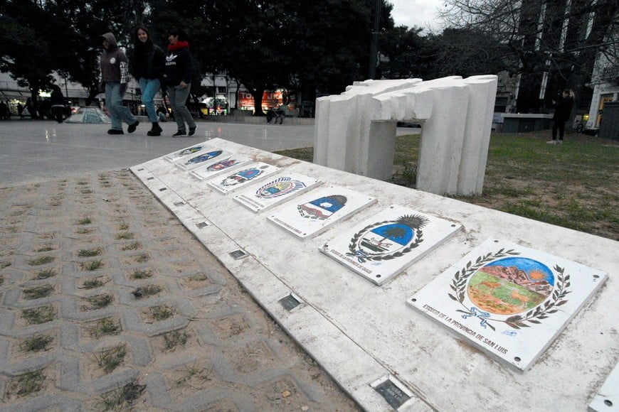 La tira de escudos de las provincias argentinas está formado por piezas que en su momento no se habían colocado junto al mural del Soldado. El conjunto es nuevo. Crédito: Pablo Aguirre