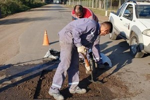 El bacheo con asfalto en frío se suma a las obras de reconstrucción del pavimento ejecutadas por el gobierno municipal en los tramos viales más deteriorados.