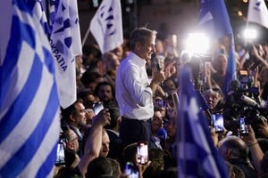 Former Greek Prime Minister and New Democracy conservative party leader Kyriakos Mitsotakis speaks to supporters outside the party's headquarters, after the general election, in Athens, Greece, June 25, 2023. REUTERS/Louiza Vradi     TPX IMAGES OF THE DAY