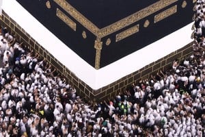 Muslim pilgrims perform the Umrah at the Holy Kaaba, as they start arriving to perform the annual haj at the Grand Mosque, in the holy city of Mecca, Saudi Arabia, June 25, 2023. REUTERS/Mohamed Abd El Ghany