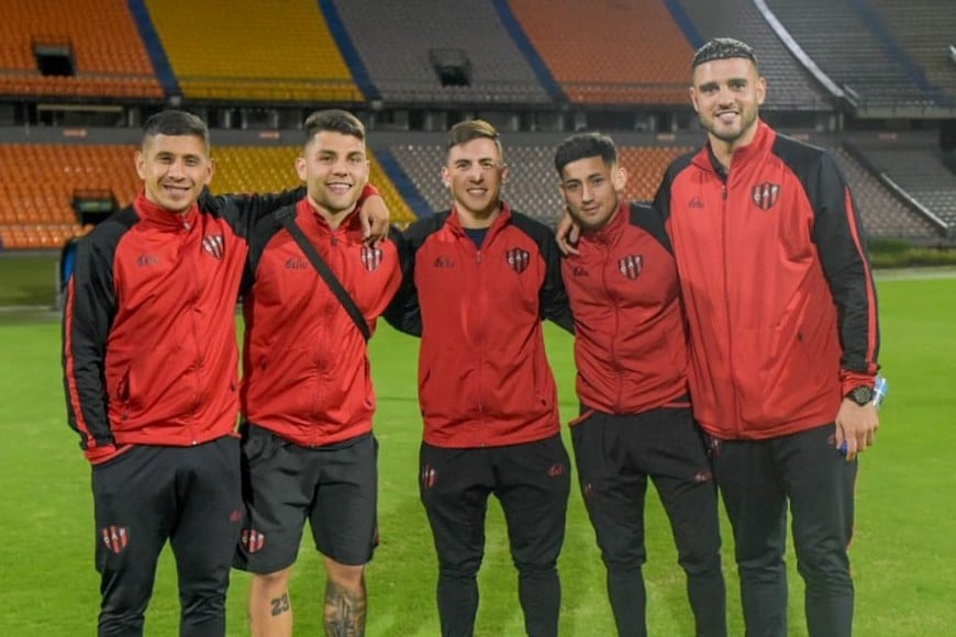 El plantel reconoció el terreno de juego en el estadio Atanasio Girardot. Crédito: Twitter (@ClubPatronatoOf).