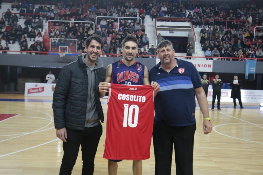 Mauro Cosolito fue homenajeado en 2019 cuando visitó el estadio de Unión. Crédito: Archivo El Litoral.