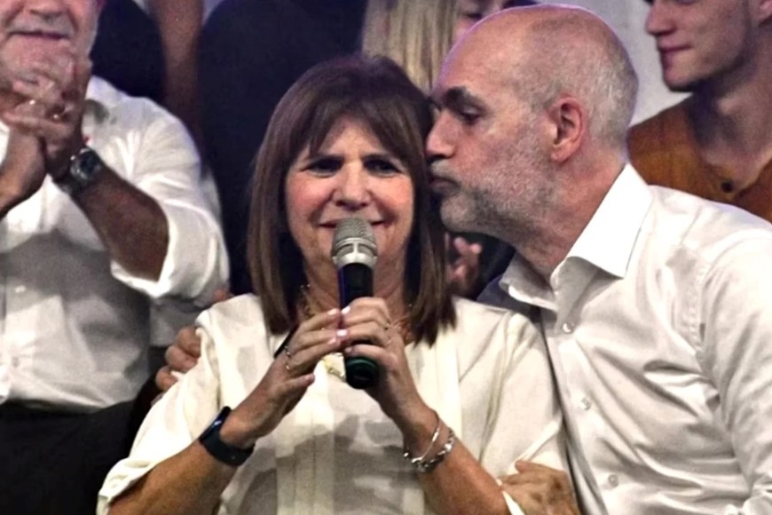 El beso previo a la tensión de campaña.