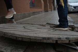 El pozo en calle Hipólito Yrigoyen por el que reclaman los vecinos de la zona.