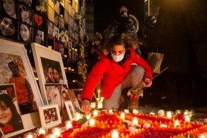 Una mujer enciende una vela en una vigilia por las víctimas del vuelo PS752 en Toronto.  Créditos:   CHRIS YOUNG/THE CANADIAN PRESS