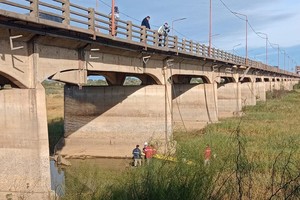 Personal especializado de Vialidad estudia las futuras intervenciones en el viaducto. Foto: El Litoral