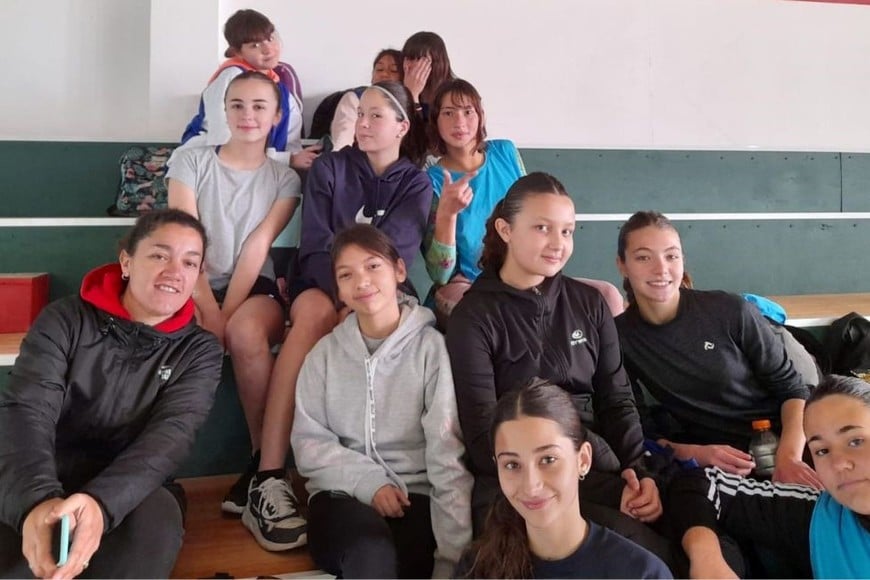 El equipo femenino de hándbol logró el título departamental al vencer en un cuadrangular a equipos de escuelas afines de tres localidades la región.