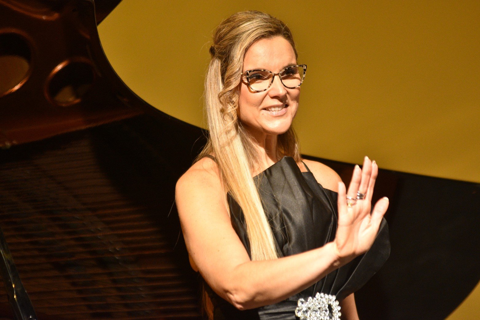 La soprano Virginia Tola y al destacado pianista Horacio Lavandera, vistieron de gala la Sala Mayor del Teatro Municipal “1 de Mayo”, en el marco de los 450 años de Santa Fe.
Foto: Manuel Fabatía