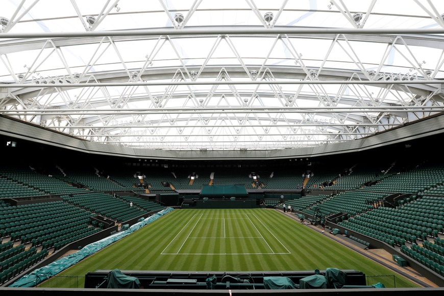 Tennis - Wimbledon Preview - All England Lawn Tennis and Croquet Club, London, Britain - July 1, 2018   General view of Centre Court   REUTERS/Peter Nicholls londres inglaterra  estadio cancha en wimbledon tenis preparativos para el torneo