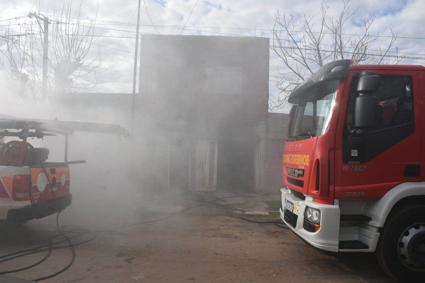 Durante largo rato los bomberos combatieron las llamas. Crédito: Guillermo Di Salvatore