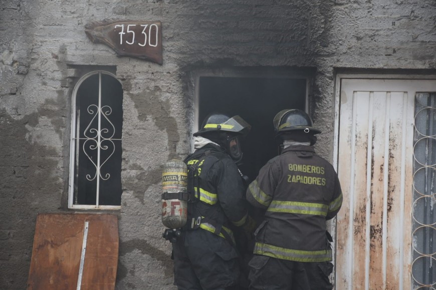 Durante largo rato los bomberos combatieron las llamas. Crédito: Guillermo Di Salvatore