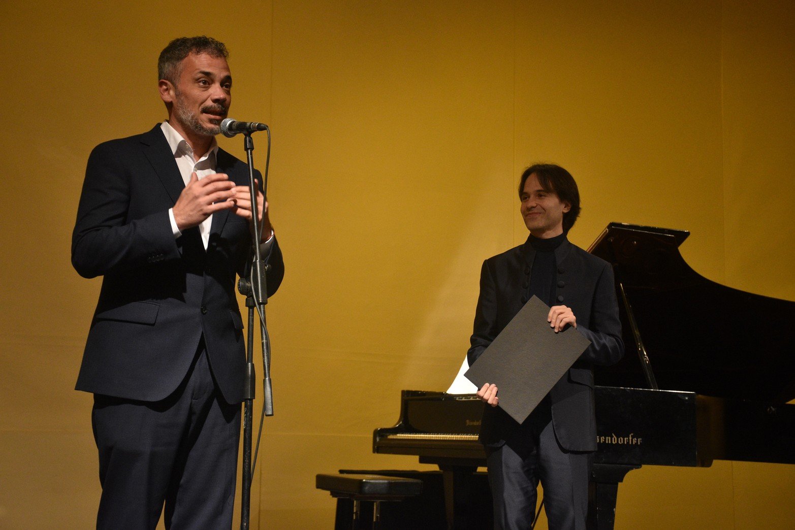 Mariano Granato , en la noche de gala en el Teatro Municipal “1 de Mayo”, en el marco de los 450 años de Santa Fe.
Foto: Manuel Fabatía