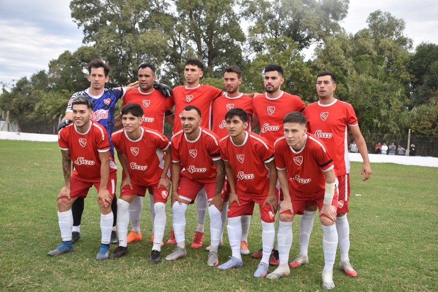 El equipo de Primera. En su mayoría son pibes del club. Hoy, se ubica primero en la tabla a falta de seis fechas del final del torneo. Crédito: Manuel Fabatía