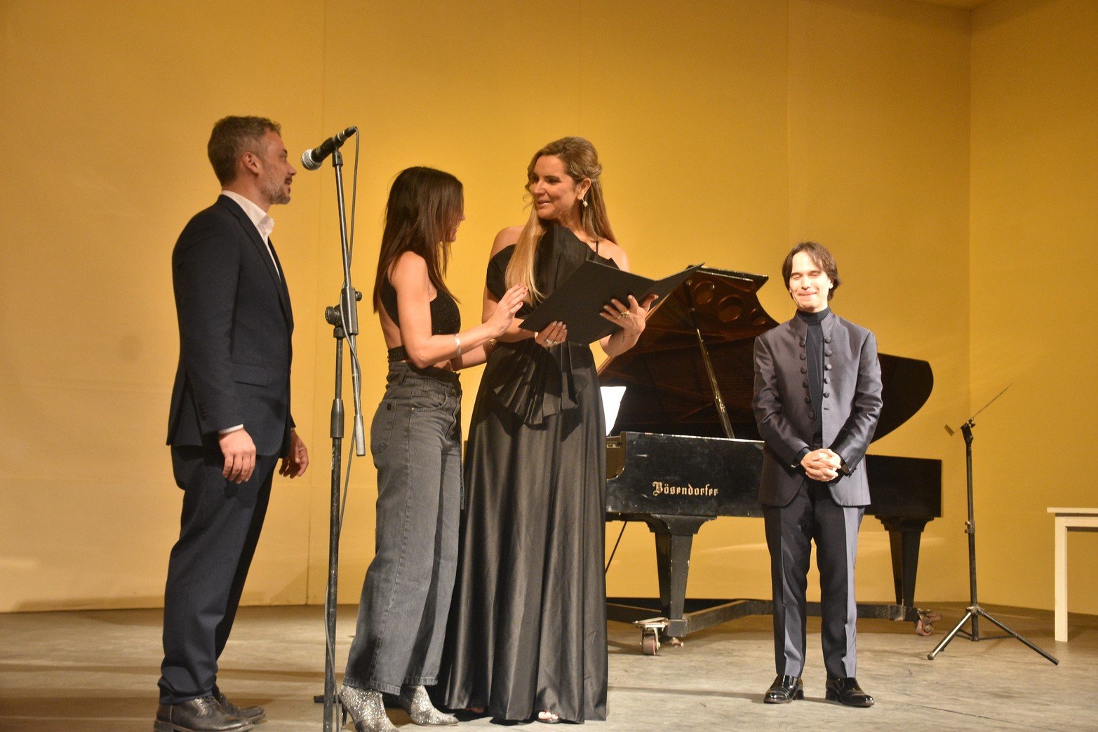 Autoridades municipales dan la bienvenida a la soprano Virginia Tola y al destacado pianista Horacio Lavandera, en la Sala Mayor del Teatro Municipal “1 de Mayo”, en el marco de los 450 años de Santa Fe.
Foto: Manuel Fabatía