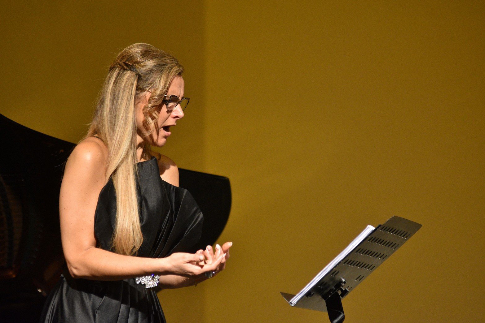 La soprano Virginia Tola y al destacado pianista Horacio Lavandera, vistieron de gala la Sala Mayor del Teatro Municipal “1 de Mayo”, en el marco de los 450 años de Santa Fe.
Foto: Manuel Fabatía