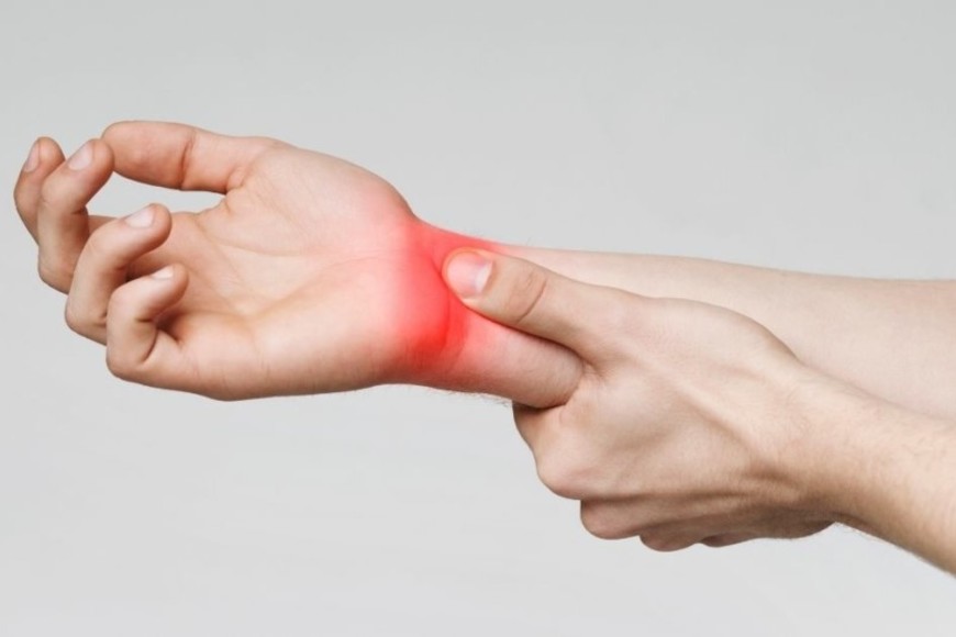 El síndrome del túnel carpiano puede provocar entumecimiento, hormigueo, debilidad, o daño muscular en la mano y dedos.