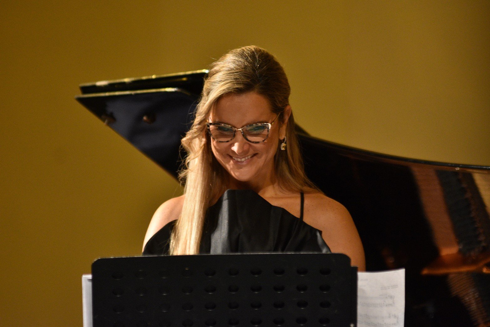 La soprano Virginia Tola y al destacado pianista Horacio Lavandera, vistieron de gala la Sala Mayor del Teatro Municipal “1 de Mayo”, en el marco de los 450 años de Santa Fe.
Foto: Manuel Fabatía