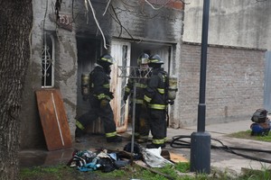 Durante largo rato los bomberos combatieron las llamas. Crédito: Guillermo Di Salvatore