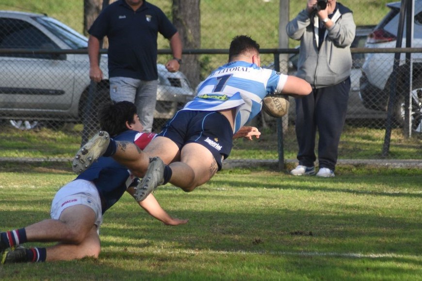 José Canuto, capitán de CRAI "vuela" al try. Crédito: Luis Cetraro.