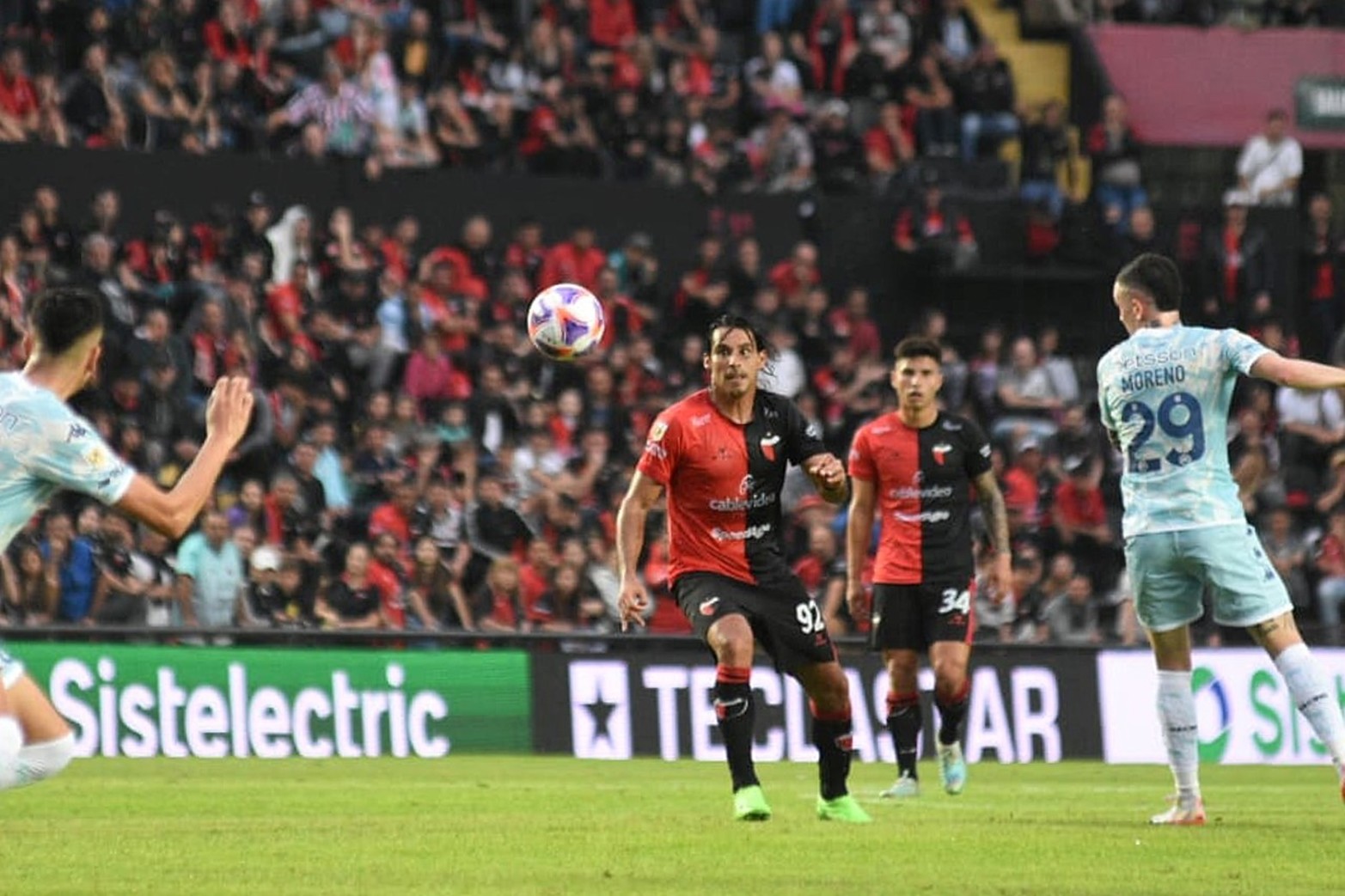 Colón fue goleado 4 a 0 por Racing en Santa Fe.