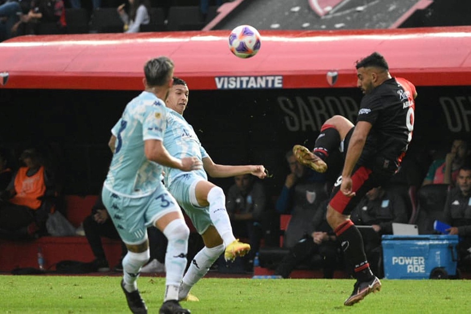 Colón fue goleado 4 a 0 por Racing en Santa Fe.