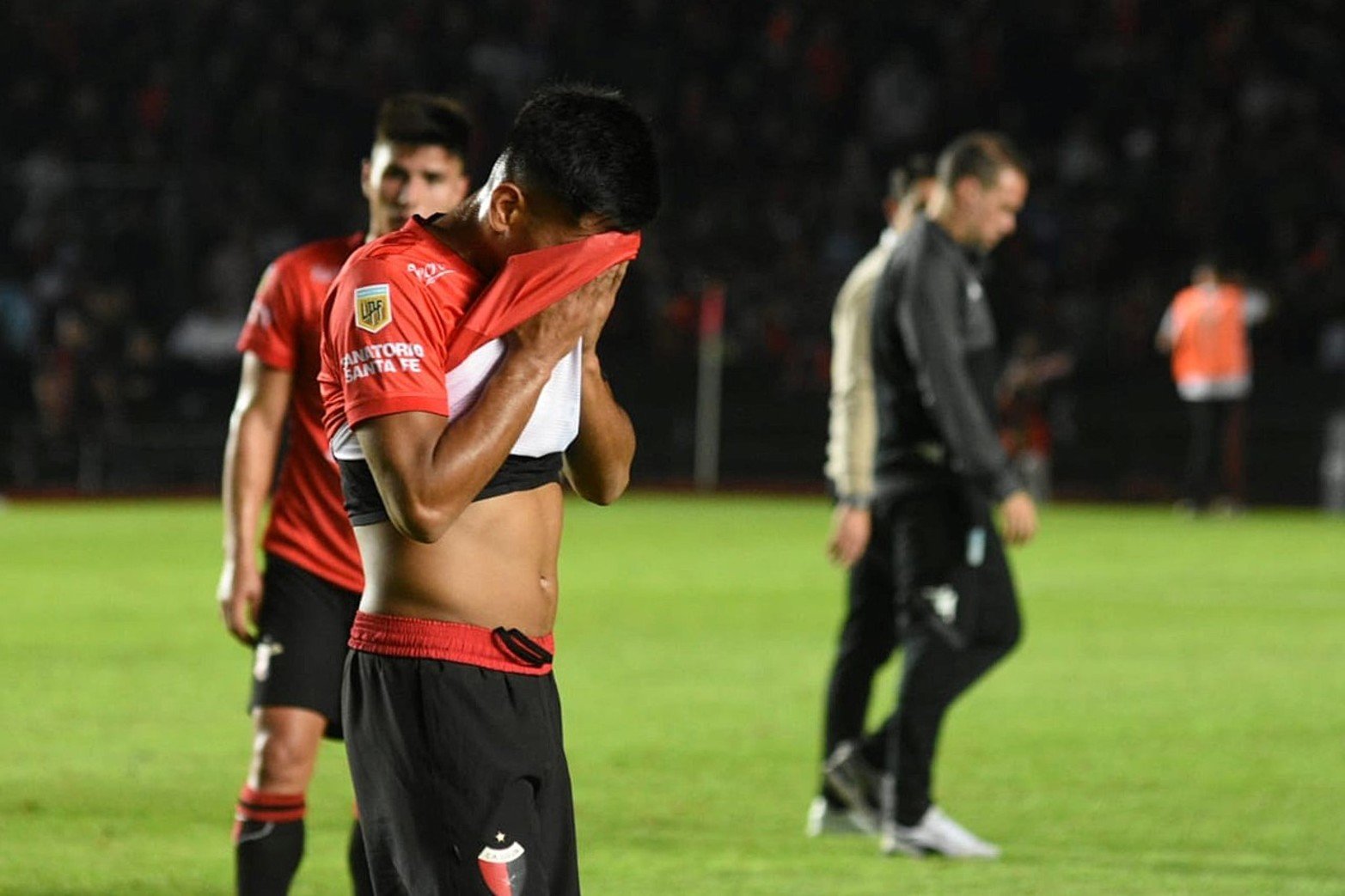 Colón fue goleado 4 a 0 por Racing en Santa Fe.