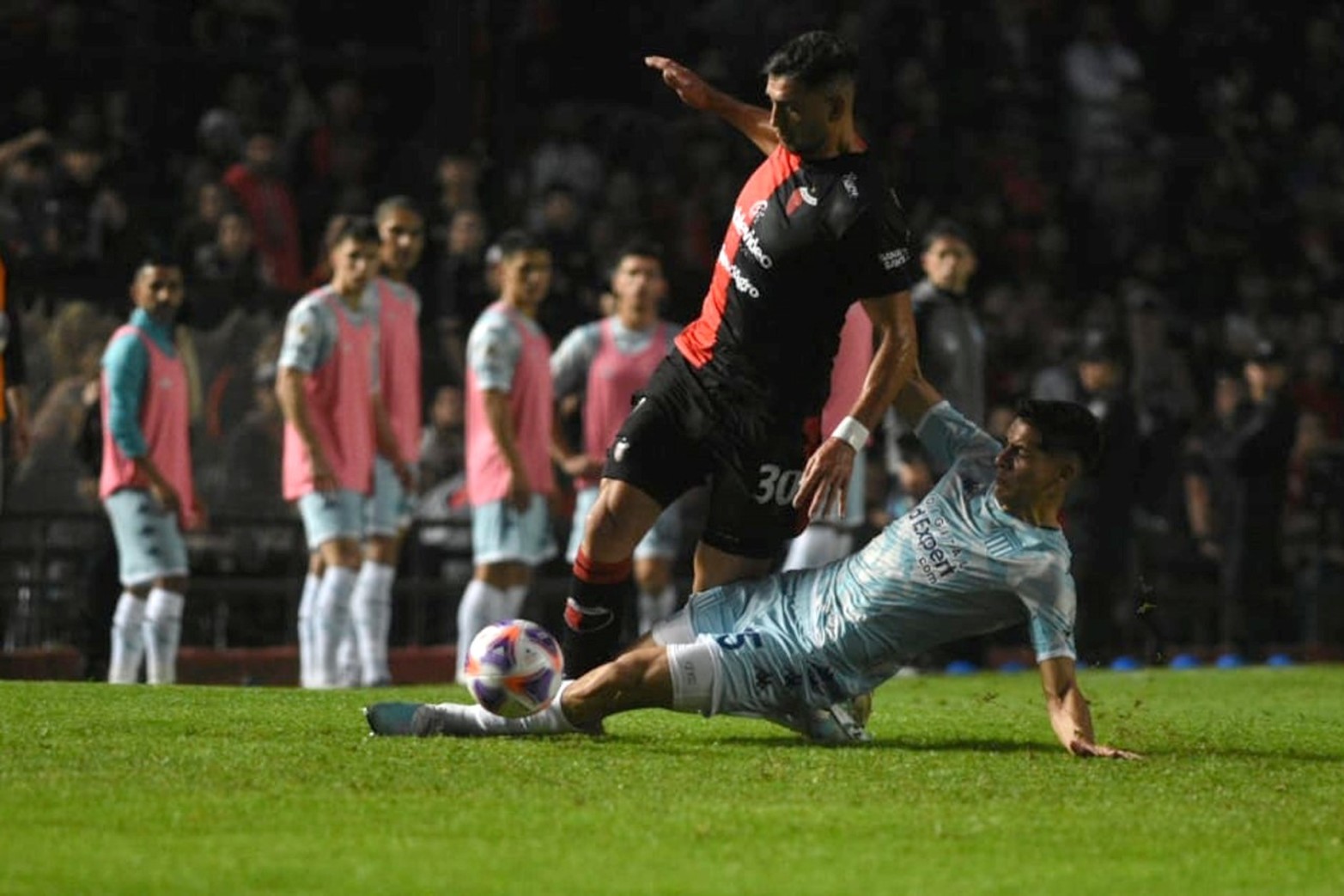 Colón fue goleado 4 a 0 por Racing en Santa Fe.