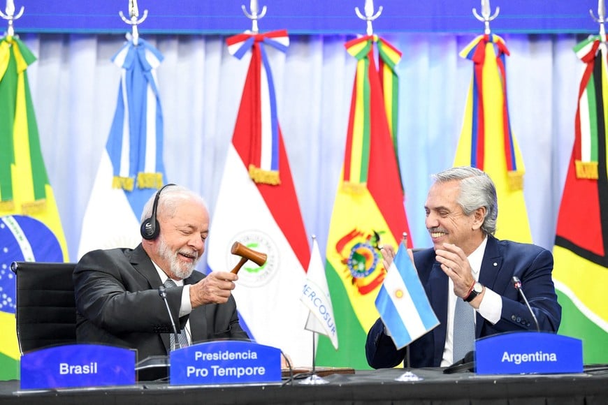 Brazil's President Luiz Inacio Lula da Silva and his Argentine counterpart Alberto Fernandez attend a summit of leaders of the Mercosur group, in Puerto Iguazu, Argentina July 4, 2023. Maria Eugenia Cerutti/Argentine Presidency/Handout via REUTERS  ATTENTION EDITORS - THIS IMAGE HAS BEEN SUPPLIED BY A THIRD PARTY.