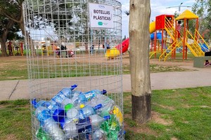 El plástico, reunido en los receptáculos y también en jornadas escolares, es clasificado y luego transportado a una empresa de reciclaje en la ciudad de Rosario.