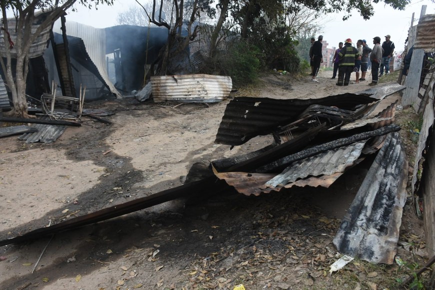 Los bomberos trabajaron de manera intensa hasta lograr controlar las llamas. Créditos: Guillermo Di Salvatore