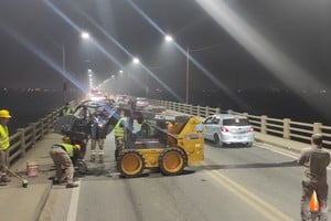 Tareas del personal de Vialidad en el Puente Carretero.