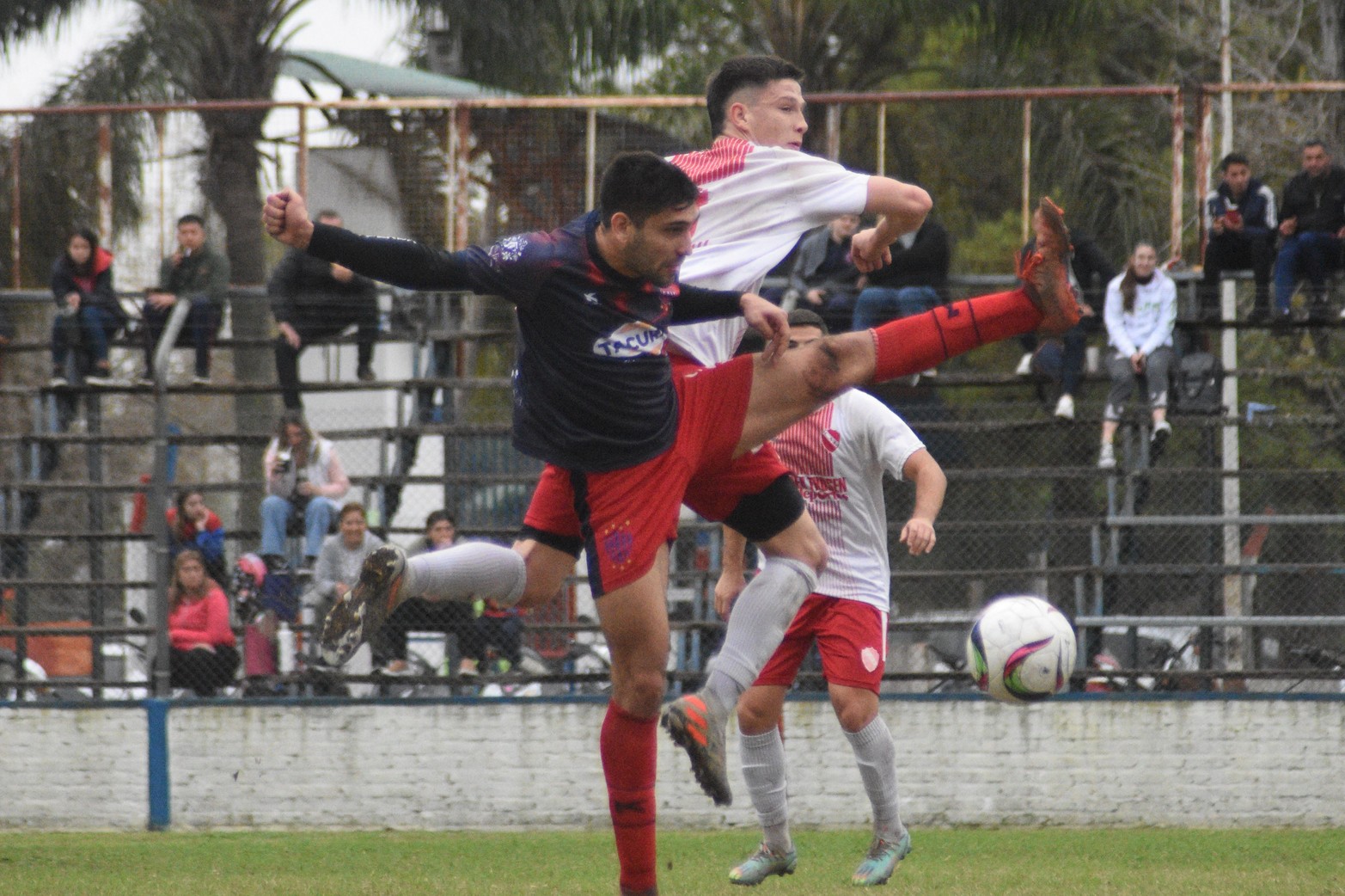 La Perla derrotó 2 a 1 al puntero Independiente de Santo Tomé.