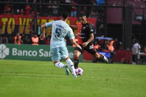 Rafael Delgado cumplió la fecha de sanción por su expulsión ante Racing por doble amarilla y volverá a la titularidad en el partido de este lunes ante Belgrano. Crédito: Manuel Fabatía.