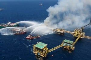 Boats spray water onto an offshore oil platform that caught fire at the Pemex's Cantarell Field, in the Bay of Campeche, Gulf of Mexico, Mexico July 7, 2023. Courtesy Petroleos Mexicanos (PEMEX) @Pemex/Handout via REUTERS ATTENTION EDITORS - THIS IMAGE WAS PROVIDED BY A THIRD PARTY. NO RESALES. NO ARCHIVES. MANDATORY CREDIT