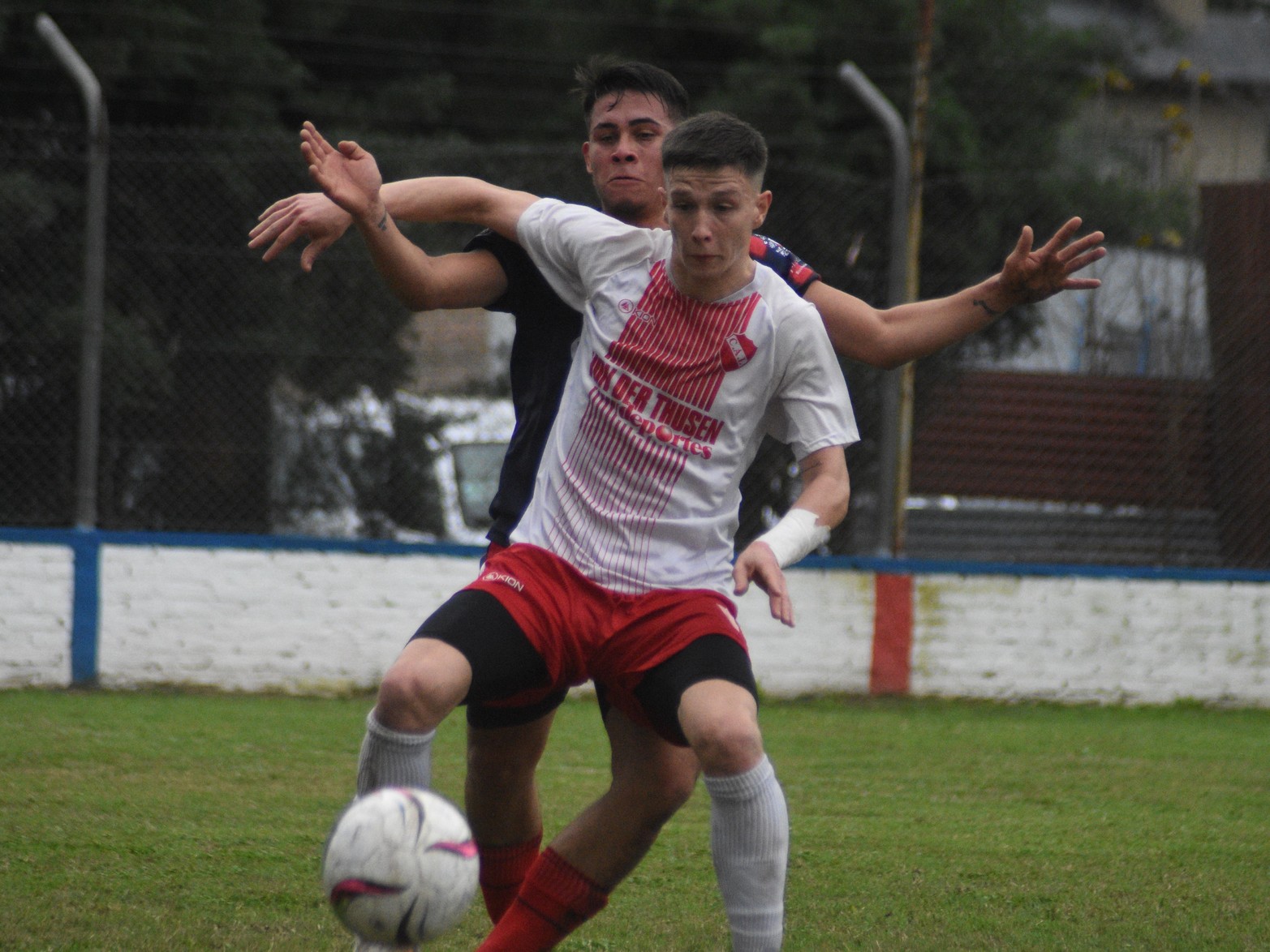 La Perla derrotó 2 a 1 al puntero Independiente de Santo Tomé.