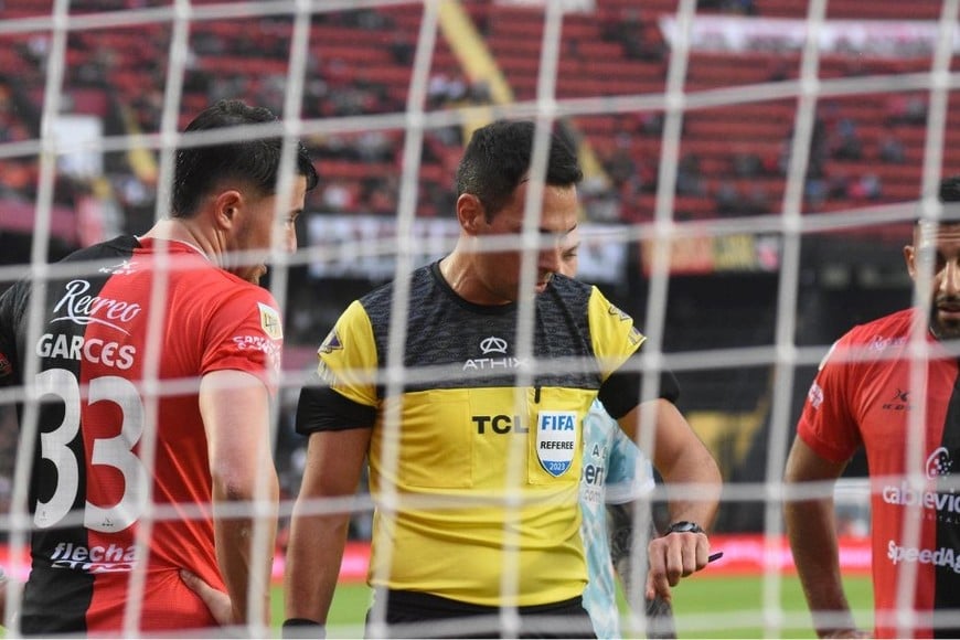 Le llegó la hora, a Garcés y Wanchope, de quedar afuera y purgar las cinco amarillas. Los dos estarán ausentes en el partido ante el Pirata cordobés. Crédito: Manuel Fabatía.