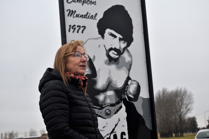 Orgullo y ejemplo. La presidenta comunal María Isabel Bosco reconoció el sacrificio del boxeador para llegar a la cima del deporte mundial. Crédito: El Litoral