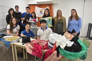 Los y las estudiantes, junto con la directora y profesoras, en pleno proceso de producción en la escuela. Crédito: Luis Cetraro