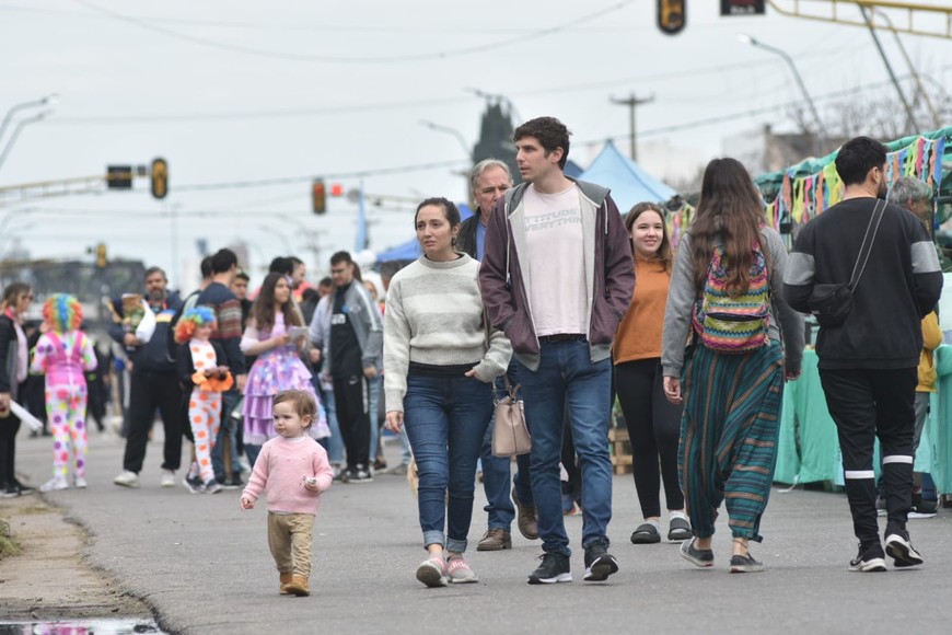 A pesar del frío y el cielo cubierto de nubes, las familias se acercaron a la avenida. Crédito: Flavio Raina