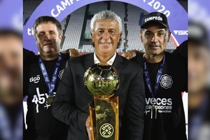 ¿De Olimpia a Cerro? Néstor Raúl Gorosito festejando el Clausura 2020, donde fue campeón del fútbol guaraní con Olimpia. Ahora, el otro grande de Paraguay, lo tiene en carpeta a "Pipo" para reemplazar a Facundo Sava.