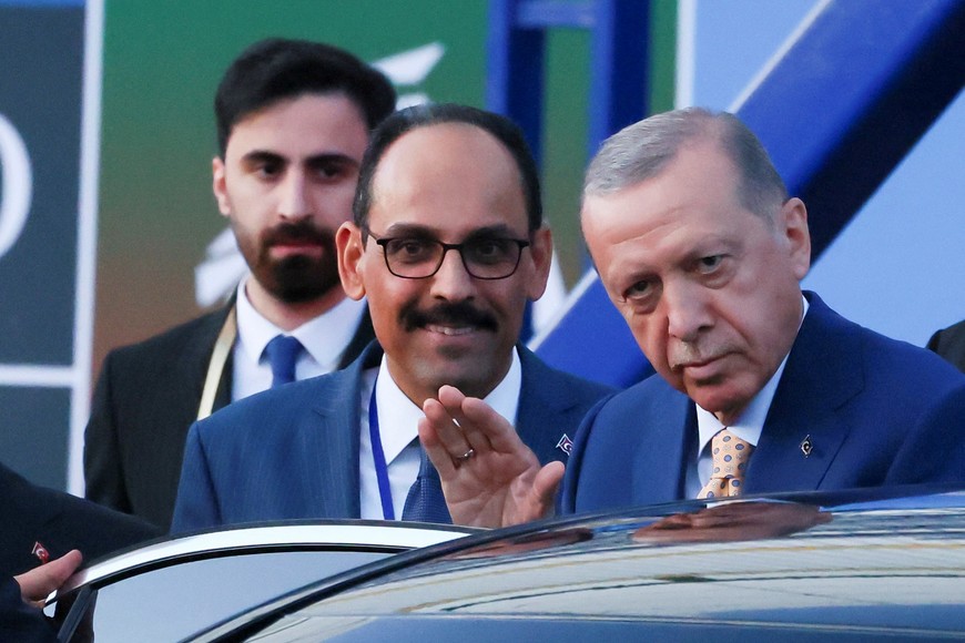 Turkish President Tayyip Erdogan waves as he leaves after his meeting with Swedish Prime Minister Ulf Kristersson and NATO Secretary-General Jens Stoltenberg, on the eve of a NATO summit, in Vilnius, Lithuania July 10, 2023. REUTERS/Yves Herman REFILE - QUALITY REPEAT