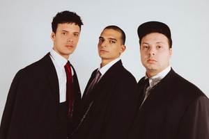 Usted Señálemelo, banda nacida en Mendoza, integrada por Juan Saieg (voz), Gabriel “Cocó” Orozco (guitarra) y Lucca Beguerie Petrich (batería).