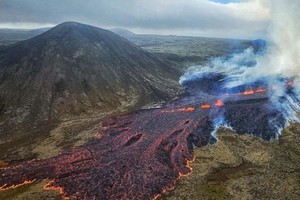 Un volcán entró en erupción durante la tarde del lunes en Islandia.