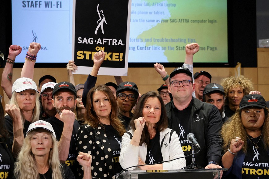 SAG-AFTRA union President Fran Drescher, Duncan Crabtree-Ireland, SAG-AFTRA National Executive Director and Chief Negotiator, and union members gesture at SAG-AFTRA offices after negotiations ended with the Alliance of Motion Picture and Television Producers (AMPTP), the entity that represents major studios and streamers, including Amazon, Apple, Disney, NBCUniversal, Netflix, Paramount, Sony, and Warner Bros Discovery, triggering an actors’ strike, in Los Angeles, California, U.S., July 13, 2023. REUTERS/Mike Blake     TPX IMAGES OF THE DAY
