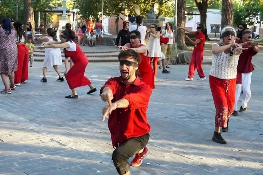 Camping Trans-misión 2022: En la plaza principal de Rincón se ofreció un montaje con los artistas participantes. Foto: Gentileza Diego Pratto