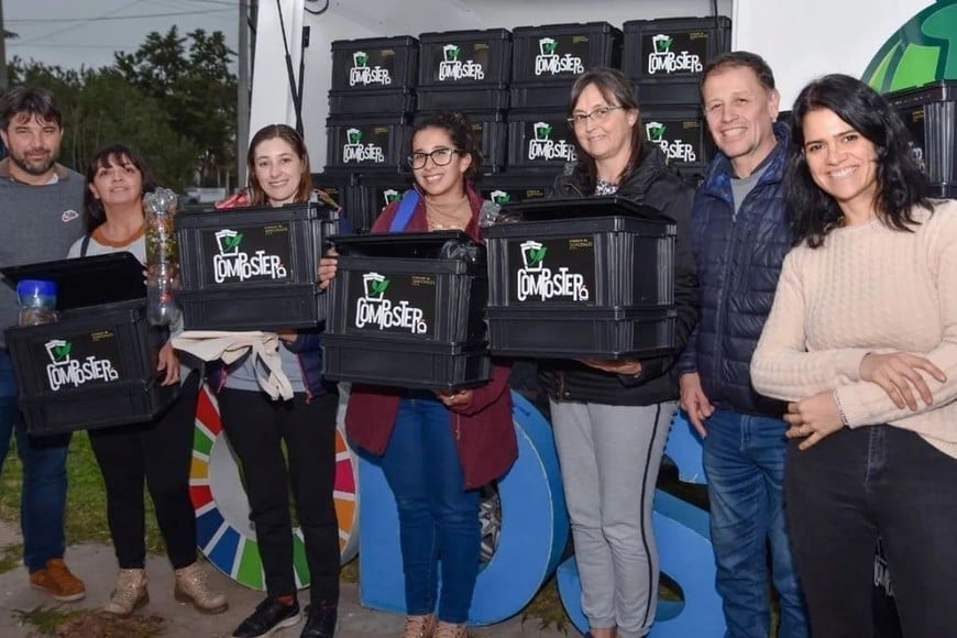 “Queremos expresar nuestro agradecimiento a todas las vecinas, vecinos e Instituciones de la Ciudad que se siguen sumando a los talleres gratuitos y se comprometen con la promoción de prácticas sostenibles y la contribución al cuidado del ambiente en nuestra comunidad”, destacaron autoridades municipales.