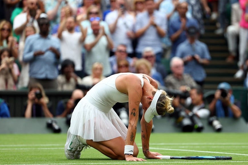 Tennis - Wimbledon - All England Lawn Tennis and Croquet Club, London, Britain - July 15, 2023
Czech Republic's Marketa Vondrousova celebrates winning her final match against Tunisia’s Ons Jabeur REUTERS/Toby Melville