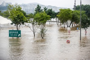 (230716) -- SEUL, 16 julio, 2023 (Xinhua) -- Imagen del 16 de julio de 2023 del parque Banpo Hangang inundado, en Seúl, República de Corea. El número de muertos por las lluvias torrenciales registradas esta última semana en República de Corea aumentó a 33, mientras que 10 personas permanecen desaparecidas, dijeron el domingo las autoridades pertinentes. Según la sede central de contramedidas de seguridad y desastres, 33 personas fueron encontradas muertas en la provincia suroriental de Gyeongsang del Norte y la provincia central de Chungcheong. (Xinhua/NEWSIS) (rtg) (ah) (da)