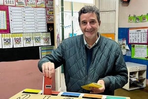 A las 11, el intendente Andrés Golosetti emitió su sufragio en la Escuela N°488 Carlos Casado.